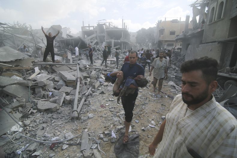 Palestinos evacuan a los heridos en un bombardeo israelí sobre Rafah, en el sur de la Franja de Gaza, el 17 de octubre de 2023. (AP Foto/Hatem Ali)