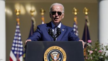 Biden pide no elevar precios de la gasolina por el huracán