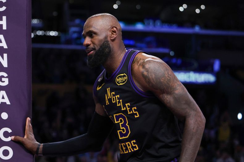 LeBron James, de los Lakers de Los Ángeles, reacciona tras una volcada ante los Suns de Phoenix en el encuentro del viernes 10 de abril de 2026 (AP Foto/Jessie Alcheh)