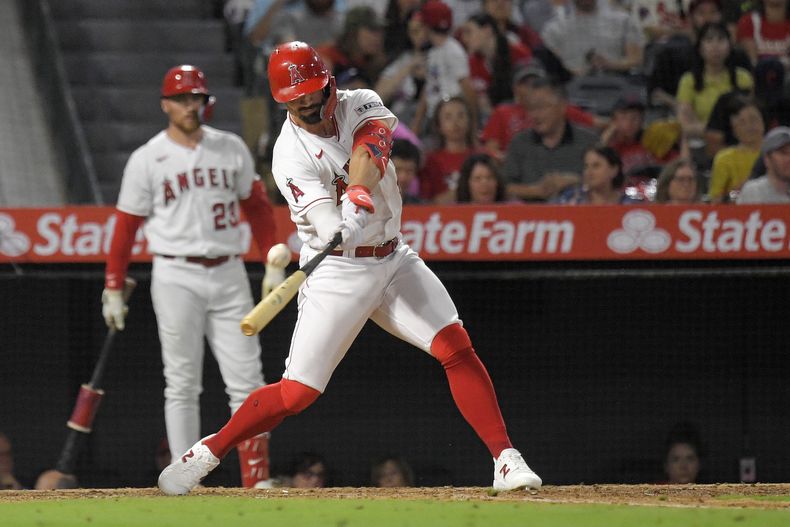 Randal Grichuk, de los Angelinos de Los Ángeles, batea un jonrón de dos carreras en el encuentro del sábado 9 de septiembre de 2023, ante los Guardianes de Cleveland (AP Foto/Mark J. Terrill)
