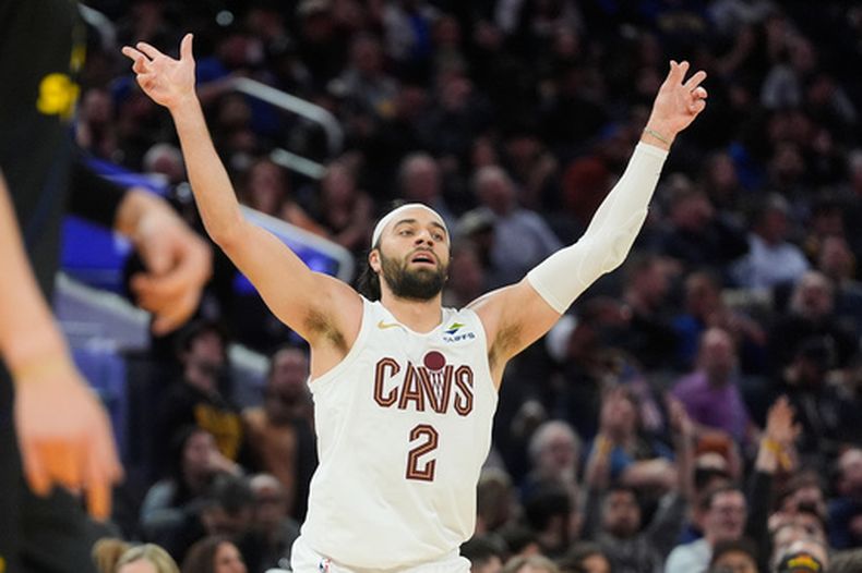 Max Strus, de los Cavaliers de Cleveland, festeja luego de encestar ante los Warriors de Golden State, el jueves 2 de abril de 2026 (AP Foto/Jeff Chiu)