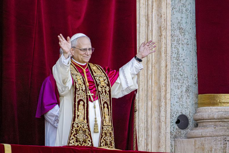 El papa recién elegido León XIV, que solía ser el cardenal Robert Francis Prevost, se presenta en el balcón central de la Basílica de San Pedro poco después de su elección el jueves 8 de mayo de 2025, tras la cual se convirtió en el 267º pontífice de la Iglesia católica, en el Vaticano. (AP Foto/Domenico Stinellis)