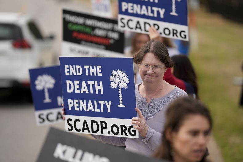 Vivian Lovingood protesta contra la ejecución programada del preso de Carolina del Sur Brad Sigmon, el viernes 7 de marzo de 2025, en Columbia, Carolina del Sur. (AP foto/Chris Carlson)