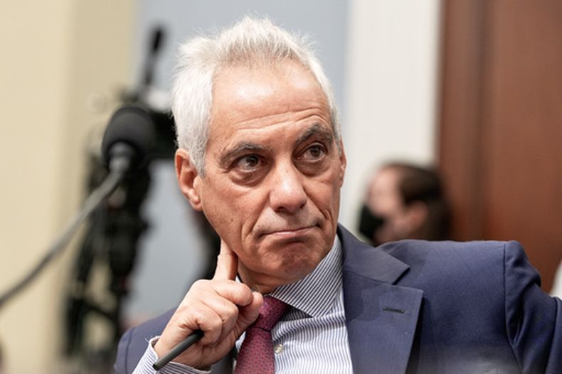 ARCHIVO - El exembajador de EEUU en Japón, Rahm Emanuel, escucha durante una audiencia legislativa sobre China en el Capitolio, el 23 de julio de 2025, en Washington. (Foto AP/Mariam Zuhaib, Archivo)