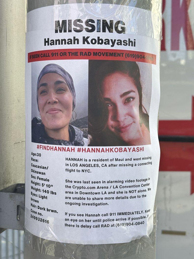 Un folleto que pedía información sobre Hannah Kobayashi, quien entonces estaba desaparecida, el 21 de noviembre del 2024 en Los Ángeles. (AP foto/Damian Dovarganes)