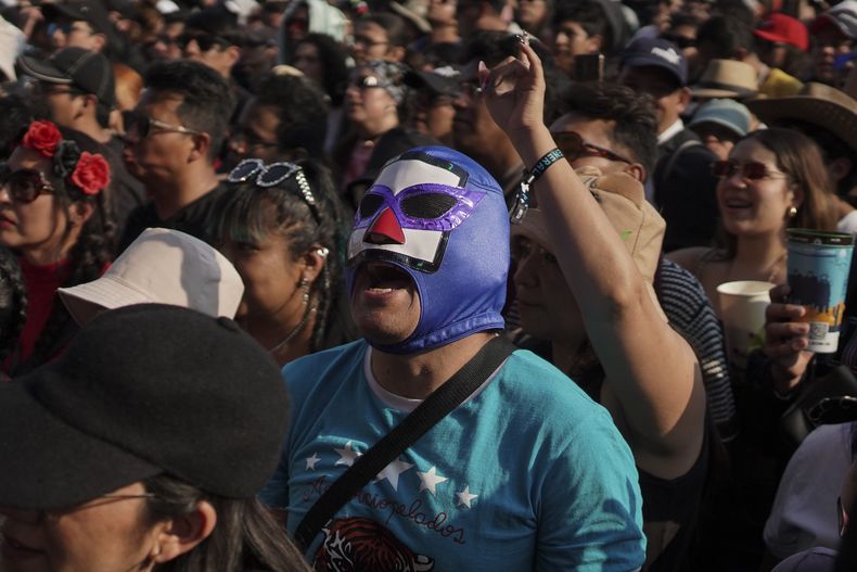 Un fan con una máscara de luchador escucha a la banda Aterciopelados durante su presentación en la 25ª edición del festival de música Vive Latino en la Ciudad de México, el domingo 16 de marzo de 2025. (Foto AP/Aurea Del Rosario)
