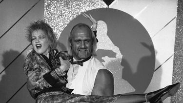 ARCHIVO - Cyndi Lauper y Hulk Hogan aparecen en la 27ª edición anual de los Premios Grammy en Los Ángeles, el 26 de febrero de 1985. (Foto AP, archivo)