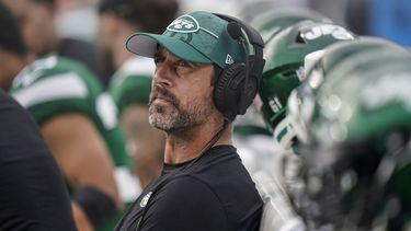 El quarterback de los Jets de Nueva York Aaron Rodgers observa desde las líneas laterales el juego de pretemporada ante los Panthers de Carolina. Sábado 12 de agosto de 2023. (AP Foto/Erik Verduzco)