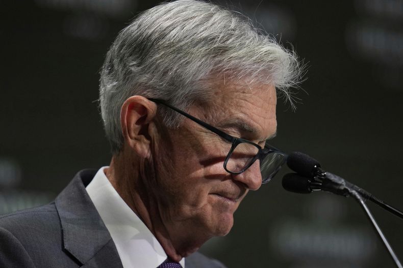 El presidente de la junta de gobernadores de la Reserva Federal, Jerome Powell, habla durante un evento organizado por el Club Económico de Chicago, el miércoles 16 de abril de 2025, en Chicago. (AP Foto/Erin Hooley)