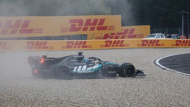 El británico George Russell de la escudería Mercedes, hace un trompo tras una colisión con Lewis Hamilton en el Gran Premio de Bélgica el domingo 19 de julio del 2026. (AP Foto/Geert Vanden Wijngaert)