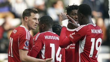 Chris Wood del Nottingham Forest celebra con sus compañeros tras anotar el primer gol en el encuentro ante el Newcastle en la Liga Premier el martes 26 de diciembre del 2023. (Owen Humphreys/PA via AP)
