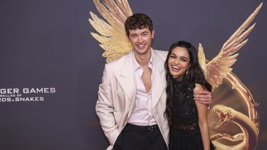 Tom Blyth, y Rachel Zegler posan para retratos a su llegada al estreno mundial de la película The Hunger Games: The Ballad of Songbirds and Snakes el jueves 9 de noviembre de 2023 en Londres. (Vianney Le Caer/Invision/AP)