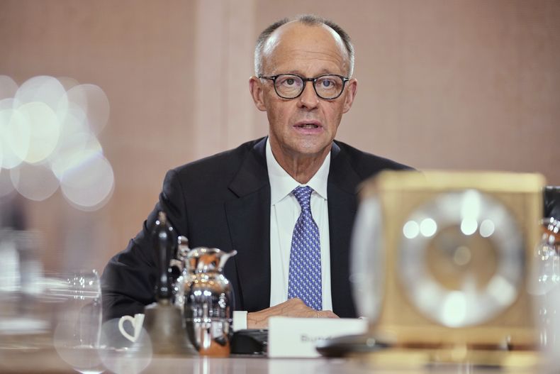 El nuevo canciller de Alemania, Friedrich Merz, preside la primera reunión su gobierno, en Berlín, Alemania, el 6 de mayo de 2025. (AP Foto/Ebrahim Noroozi)