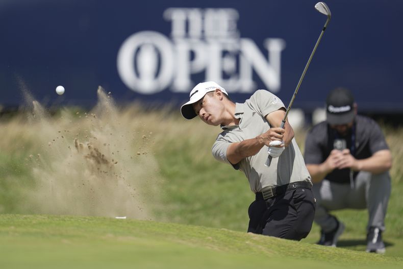 El estadounidense Collin Morikawa realiza un tiro en el bunker en una ronda de práctica antes del Abierto Británico de golf el miércoles 19 de julio del 2023. (AP Foto/Kin Cheung)