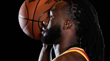 Bruce Thornton, de los Houston Rockets, posa para una fotografía durante el día de medios de la NBA el martes 22 de septiembre de 2026 en Houston. (Foto AP/Ashley Landis)