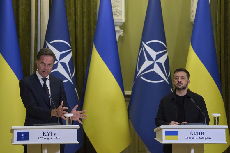 El secretario general de la OTAN, Mark Rutte, a la izquierda, habla durante una rueda de prensa con el presidente ucraniano Volodymyr Zelenskyy en Kiev, Ucrania, el viernes 22 de agosto de 2025. (AP Foto/Efrem Lukatsky)