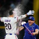 El dominicano Ezequiel Durán, de los Rangers de Texas, es empapado por el mexicano Alejandro Osuna, tras el triunfo sobre los Gigantes de San Francisco en el juego del martes 4 de agosto de 2026 (AP Foto/Tony Gutierrez)