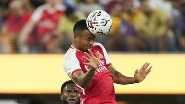 El delantero Gabriel Jesus (9), del Arsenal de Inglaterra, remata de cabeza durante el segundo tiempo del juego de fútbol de la Champions Cup en contra del Barcelona FC, el miércoles 26 de julio de 2023, en Inglewood, Califonia. (AP Foto/Ashley Landis)