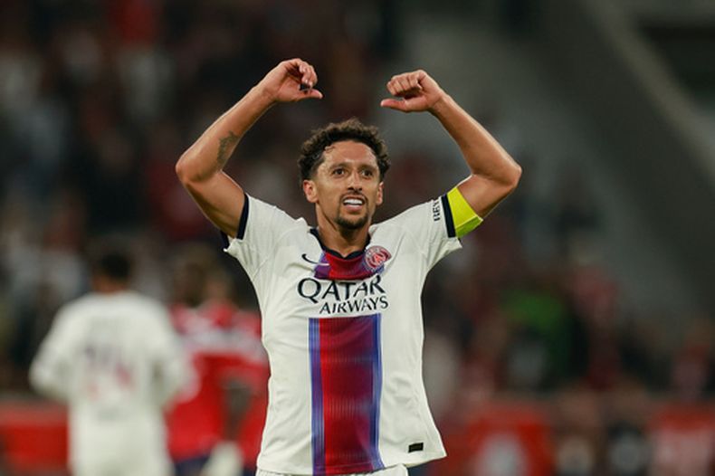 El brasileño Marquinhos festeja tras conseguir el tanto del empate del París Saint-Germain ante Lille el viernes 28 de agosto de 2026 (AP Foto/Jean-Francois Badias)