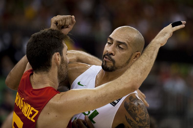 El brasile&ntilde;o Marcus Vieira, derecha, disputa una posici&oacute;n en la cancha con el espa&ntilde;ol Rudy Fern&aacute;ndez en el partido por la Copa Mundial de b&aacute;squetbol en Granada, Espa&ntilde;a, el lunes 1 de septiembre de 2014. (AP Foto/D