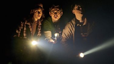 Esta imagen difundida por Netflix muestra a Isabella Pappas, de izquierda a derecha, Oscar Lloyd y Christopher Buckley durante una presentación de Stranger Things: The First Shadow en Londres. Los productores de la obra de teatro de Stranger Things dijeron el martes 7 de agosto que el último esfuerzo de la franquicia llegará al Marquis Theatre de Nueva York en la primavera de 2025. (Manuel Harlan/Netflix via AP)