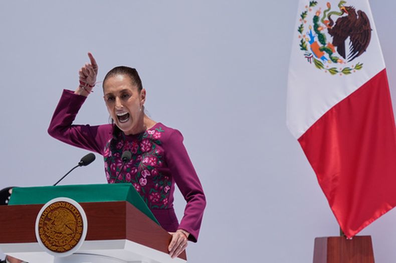 La presidenta mexicana Claudia Sheinbaum se dirige a sus seguidores en el Monumento a la Revolución en Ciudad de México, el domingo 31 de mayo de 2026, con motivo de su segundo aniversario en el poder. (AP Foto/Marco Ugarte)