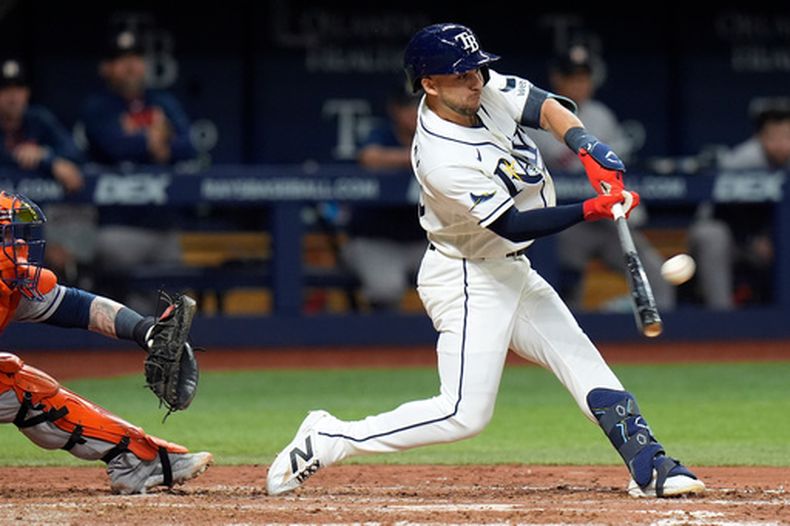 Nick Madrigal, de los Rays de Tampa Bay, conecta un elevado de sacrificio para producir una carrera ante los Astros de Houston el sábado 12 de septiembre de 2026 (AP Foto/Chris OMeara)