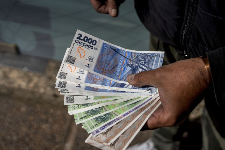 Un vendedor muestra billetes de chachos en un centro cambiario para convertirlos a pesos argentinos, el viernes 13 de septiembre de 2024, en La Rioja, Argentina. La provincia de La Rioja lanzó esta moneda de emergencia para pagarle a los trabajadores estatales después de que el gobierno recortó el porcentaje del presupuesto federal que va a las provincias. (AP Foto/Natalia Díaz)