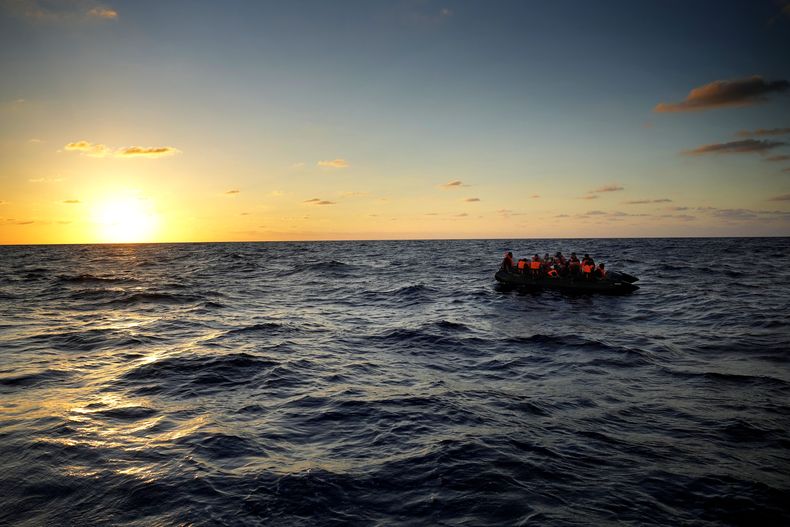 Un grupo de migrantes espera a ser rescatado frente a la costa de Libia el 15 de septiembre de 2022. (Foto AP/Petros Karadjias)