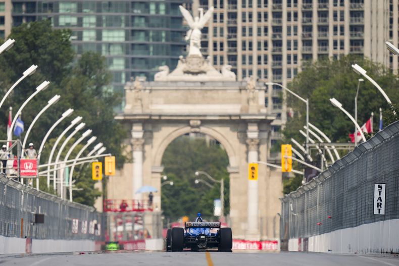 El neozelandés Scott Dixon conduce en una sesión de práctica para la carrera de la IndyCar en Toronto, el viernes 14 de julio de 2023 (Andrew Lahodynskyj/The Canadian Press via AP)