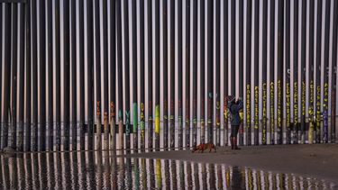 Trump busca dinero de donde pueda para construir el muro