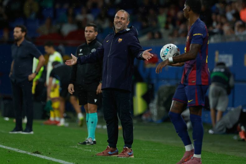 El técnico del Barcelona Hansi Flick durante el partido contra Getafe en la Liga de España, el domingo 21 de septiembre de 2025. (AP Foto/Joan Monfort)