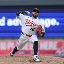 El lanzador abridor de los Gemelos de Minnesota, Taj Bradley, realiza un lanzamiento durante la cuarta entrada de un partido de béisbol contra los Guardianes de Cleveland, el martes 7 de julio de 2026, en Mineápolis. (Foto AP/Bailey Hillesheim)