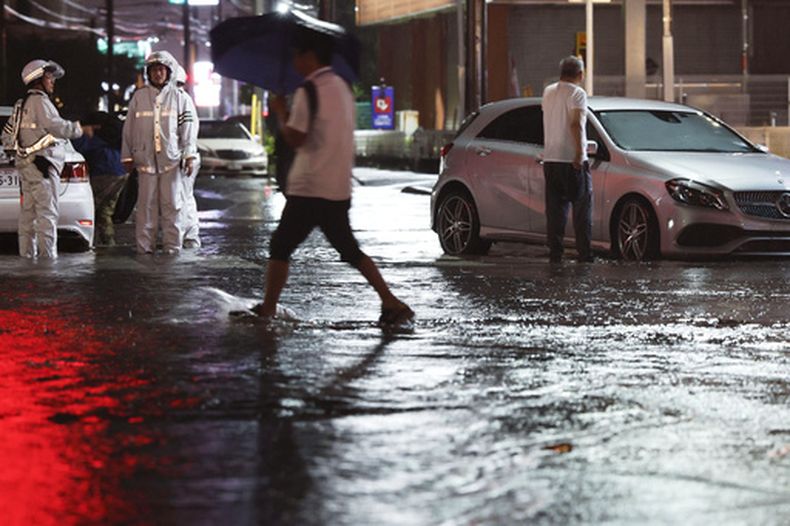 Una calle inundada por las lluvias torrenciales en Ichikawa, prefectura de Chiba, Japón, el 13 de agosto del 2026. (Kyodo News via AP)