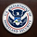 El logo del Departamento de Seguridad Nacional en un estrado en la sede del Servicio de Control de Inmigración y Aduanas de Estados Unidos (ICE, por sus siglas en inglés), el miércoles 9 de abril de 2025, en Washington. (AP Foto/Alex Brandon)