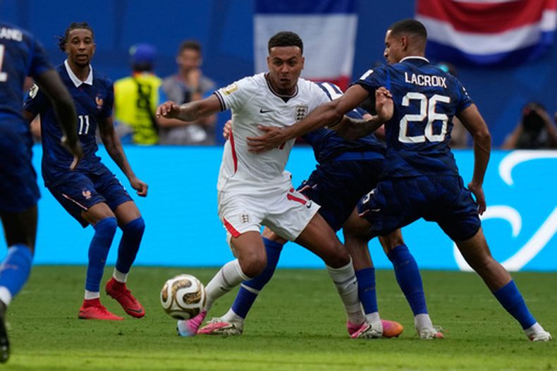 Morgan Rogers, de la selección de Inglaterra, conduce el balón entre Maxence Lacroix (26) y Adrien Rabiot, de Francia, en el partido por el tercer puesto del Mundial, el sábado 18 de julio de 2026 en Miami Gardens, Florida (AP Foto/Lynne Sladky)