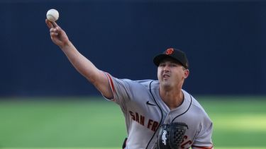 Tyler Mahle, abridor de los Gigantes de San Francisco, trabaja durante la segunda entrada del juego de béisbol de Grandes Ligas contra los Padres de San Diego, el sábado 1 de agosto de 2026, en San Diego. (AP Foto/Gregory Bull)