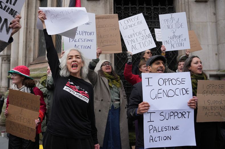 ARCHIVO - Partidarios de Palestine Action protestan frente al Tribunal Real de Justicia en Londres, el viernes 13 de febrero de 2026. (Foto AP/Kin Cheung, archivo)
