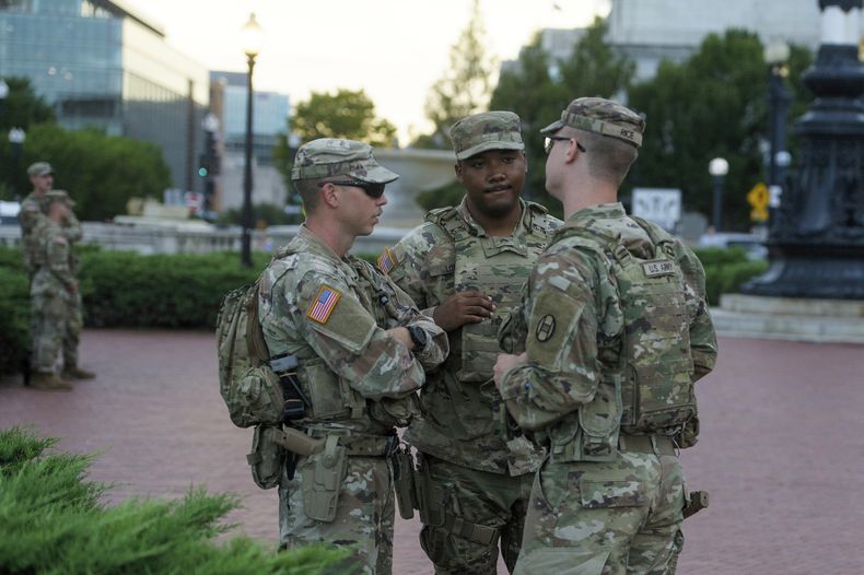 Efectivos armados de la Guardia Nacional de Carolina del Sur dialogan frente a Union Station, el domingo 24 de agosto de 2025, en Washington. (AP Foto/Rod Lamkey, Jr.)