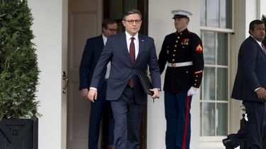 El presidente de la Cámara de Representantes, Mike Johnson, acude a hablar con la prensa tras reunirse con el presidente Joe Biden en la Casa Blanca, el martes 27 de febrero de 2024, en Washington. (AP Foto/Andrew Harnik)
