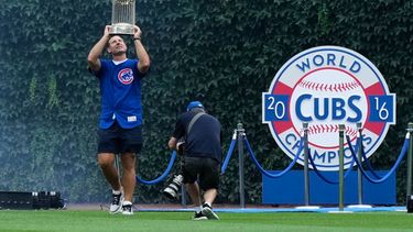 El ex primera base de los Cachorros de Chicago, Anthony Rizzo, sostiene el trofeo de campeonato de la Serie Mundial de 2016 mientras camina por el campo antes de un partido de béisbol entre los Mellizos de Minnesota y los Cachorros de Chicago en Chicago, el sábado 18 de julio de 2026. (Foto AP/Nam Y. Huh)