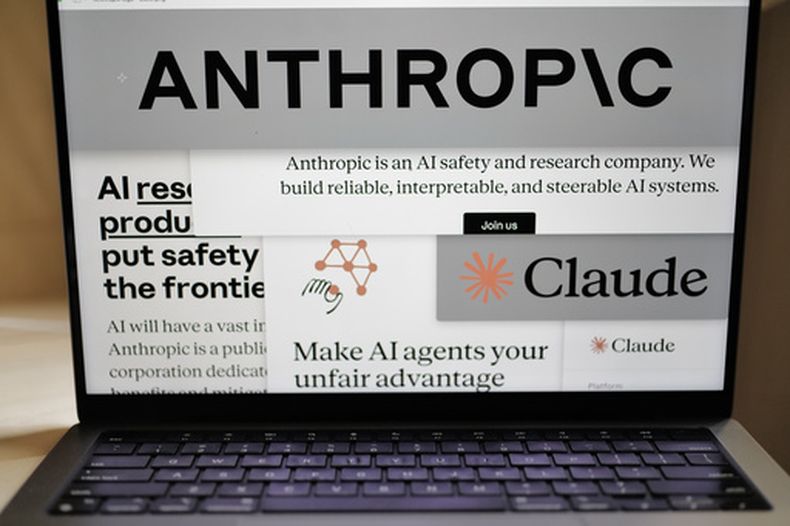 ARCHIVO - Páginas del sitio de Anthropic y logos de la compañía se ven en una computadora en Nueva York, el 26 de febrero de 2026. (AP Foto/Patrick Sison, Archivo)