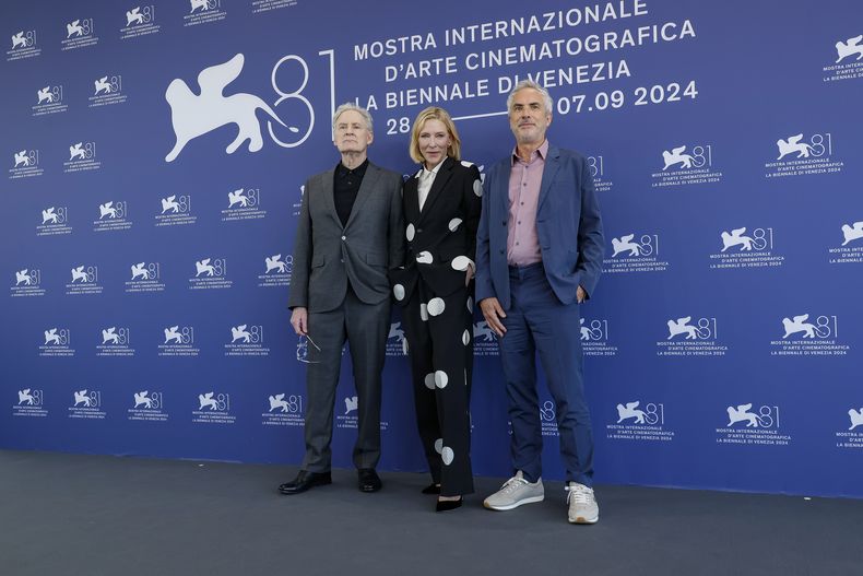 Kevin Kline, de izquierda a derecha, Cate Blanchett y el director Alfonso Cuarón posan en la sesión fotográfica de la serie de televisión Disclaimer durante la 81ª edición del Festival de Cine de Venecia en Venecia, Italia, el jueves 29 de agosto de 2024. (Foto Joel C Ryan/Invision/AP)