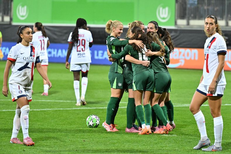 Jugadoras del Wolfsburgo celebran el tanto de Janina Minge desde el punto penal para poner el 4-0 frente a Paris St. Germain durante el partido de la Liga de Campeones femenina, el miércoles 8 de octubre de 2025, en Wolfsburgo, Alemania. (Swen Pförtner/dpa via AP)