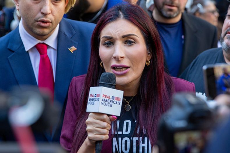 ARCHIVO - Esta fotografía del 15 de abril de 2024 muestra a la activista de derecha Laura Loomer en Nueva York. (AP Foto/Ted Shaffrey, archivo)