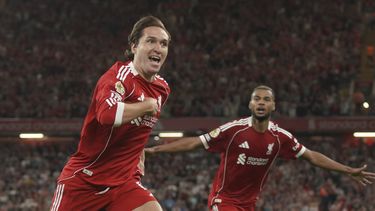 Federico Chiesa, izquierda, de Liverpool, celebra después de marcar el tercer gol de su equipo en el partido de fútbol de la Liga Premier de Inglaterra entre Liverpool y Bournemouth en el estadio de Anfield en Liverpool, Inglaterra, el viernes 15 de agosto de 2025. (AP Foto/Ian Hodgson)