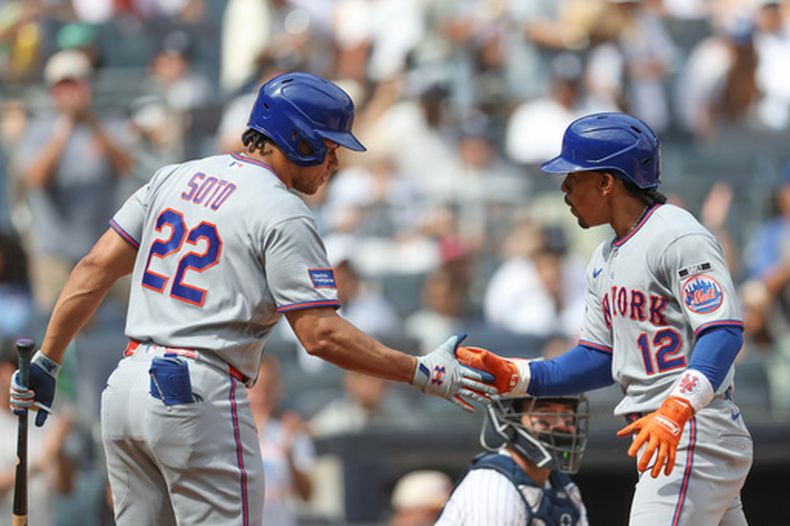 El puertorriqueño de los Mets de Nueva York Francisco Lindor celebra con su compañero dominicano Juan Soto su jonrón en la primera entrada ante los Yankees de Nueva York el sábado 12 de septiembre del 2026. (AP Foto/Heather Khalifa)
