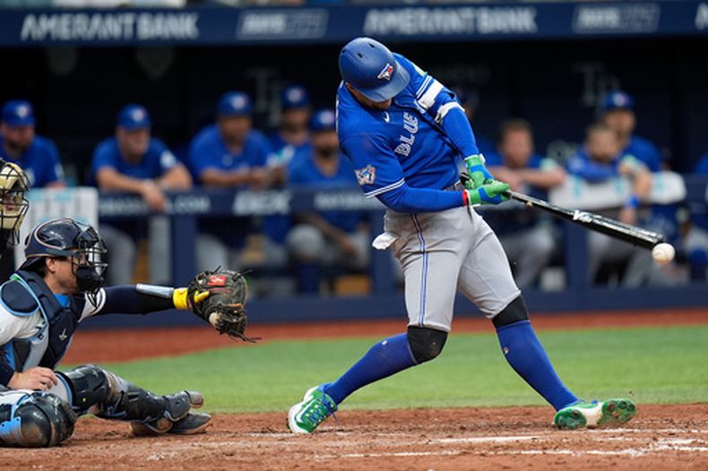 El bateador de los Azulejos de Toronto, George Springer, conecta un sencillo de dos carreras ante el lanzador de los Rays de Tampa Bay, Casey Legumina, durante la séptima entrada de un partido de béisbol el jueves 20 de agosto de 2026, en San Petersburgo, Florida. (Foto AP/Chris OMeara)
