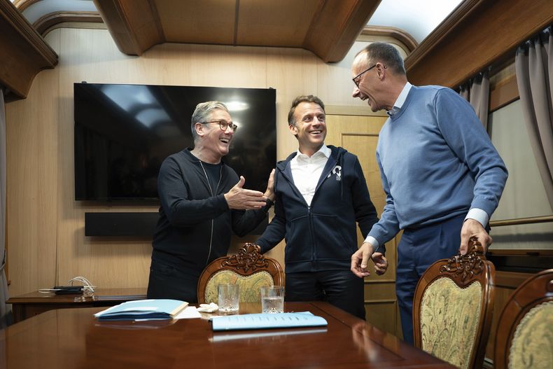 El primer ministro de Reino Unido, Keir Starmer (izquierda), se reúne con el presidente de Francia, Emanuel Macron (centro), y el canciller de Alemania, Friedrich Merz, a bordo de un tren hacia la capital de Ucrania, Kiev, donde se reunirán con el presidente Volodymyr Zelenskyy, el 9 de mayo de 2025. (Stefan Rousseau/Pool Foto vía AP)