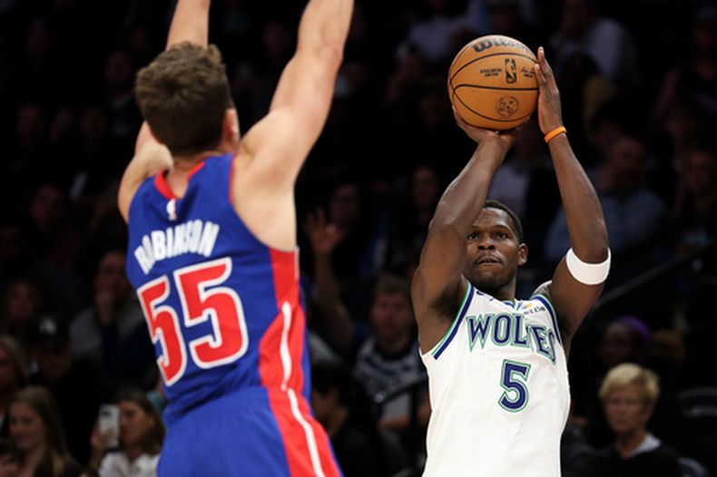 Anthony Edwards, de los Timberwolves de Minnesota, dispara frente a Duncan Robinson, de los Pistons de Detroit, el miércoles 14 de octubre de 2026, en un encuentro de pretemporada de la NBA (AP foto/Matt Krohn)